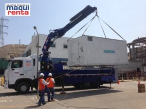 ¿Cómo elegir la grúa o el camión grúa ideal para mi obra ? Izaje de Contenedor para Siemens con Camion Grua Certificado y control remoto